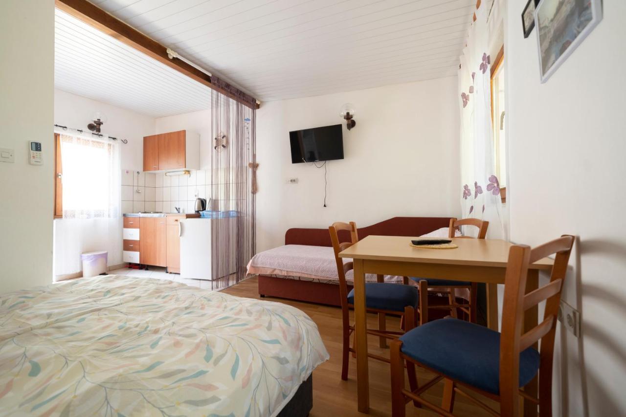 Studio Apartman Ema Gornji Karin Buitenkant foto