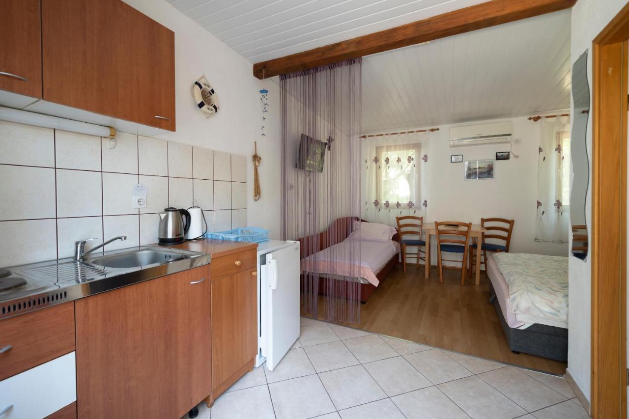 Studio Apartman Ema Gornji Karin Buitenkant foto